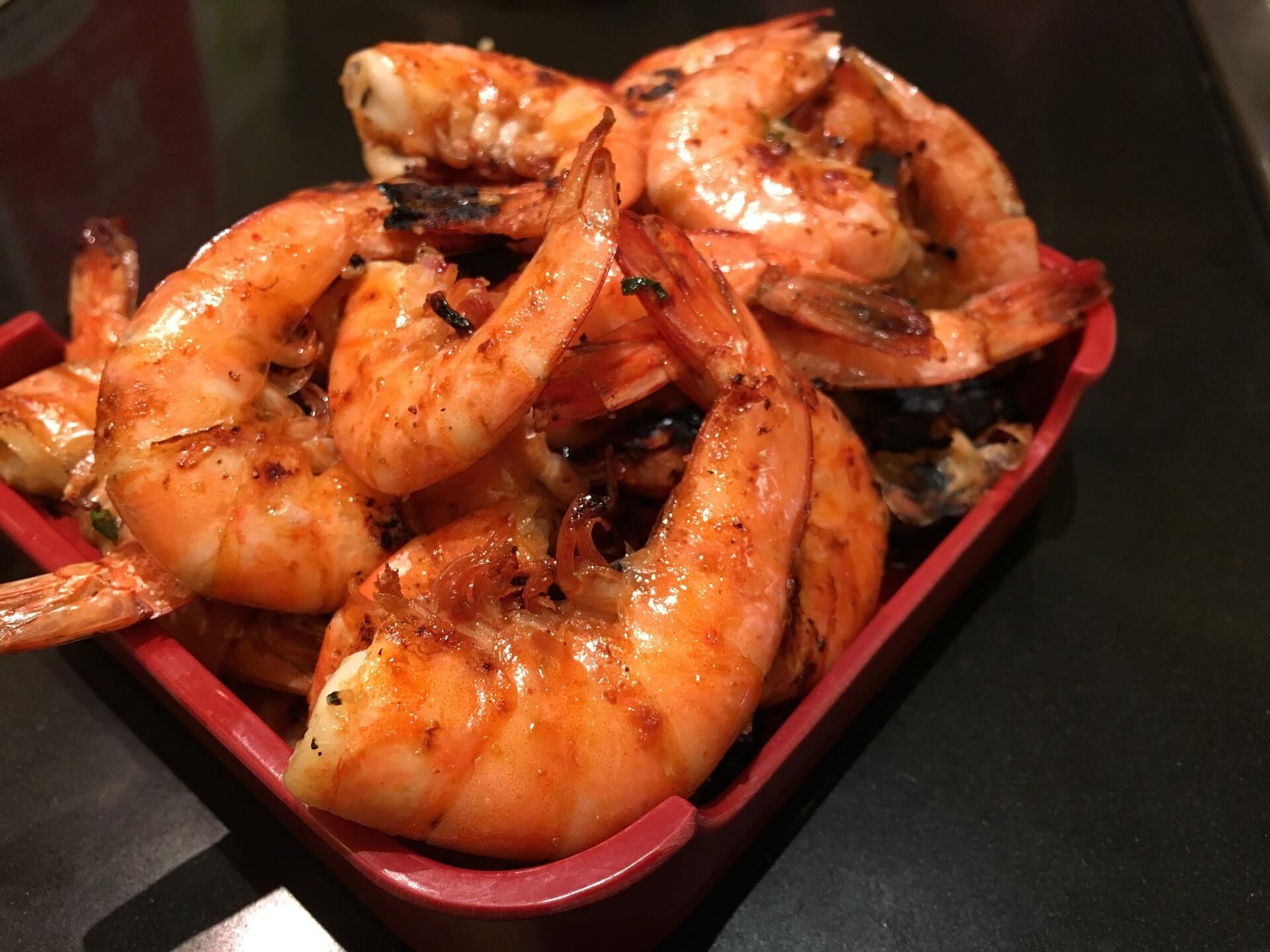 Cooked prawns with shells