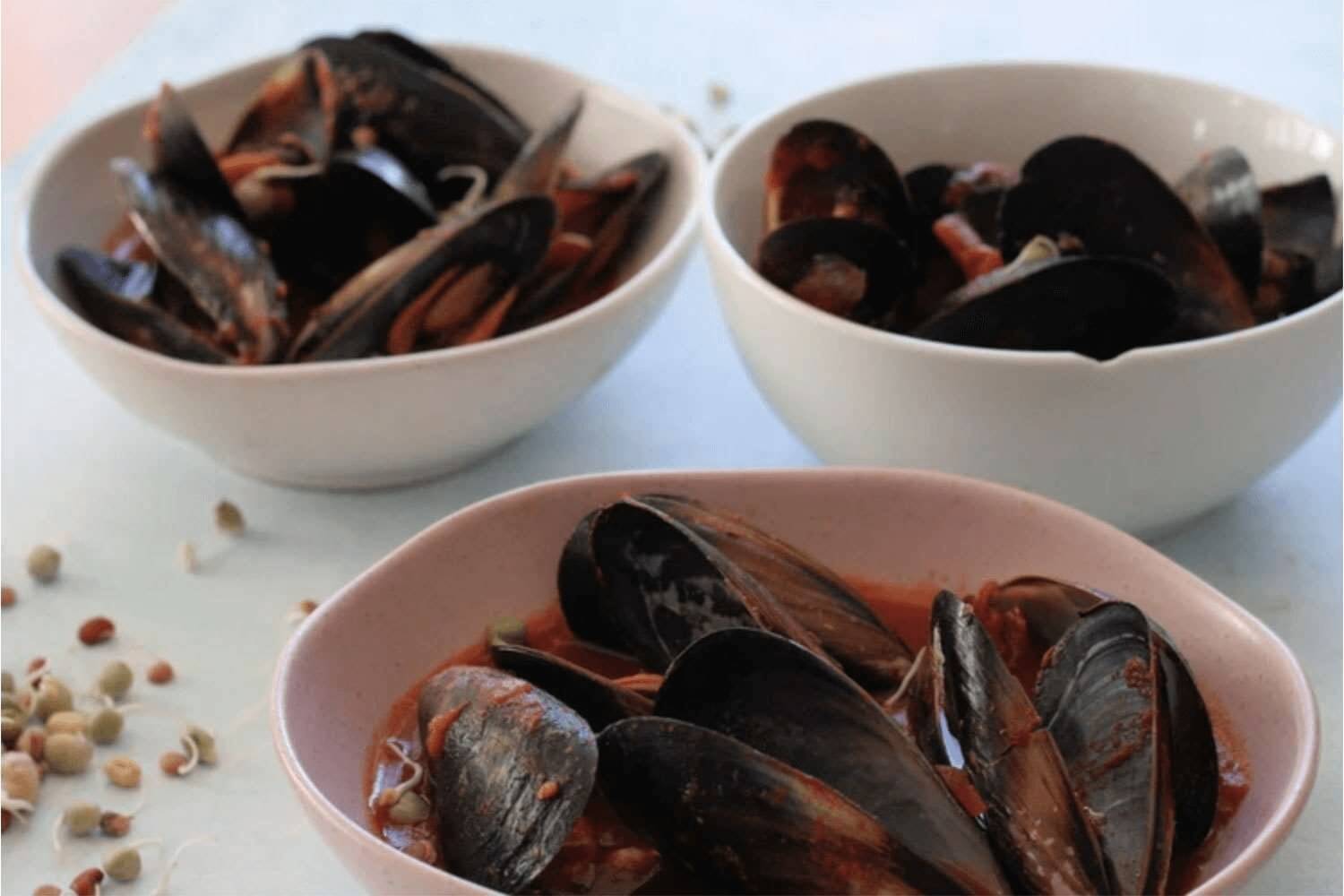 Tomato chilli mussels